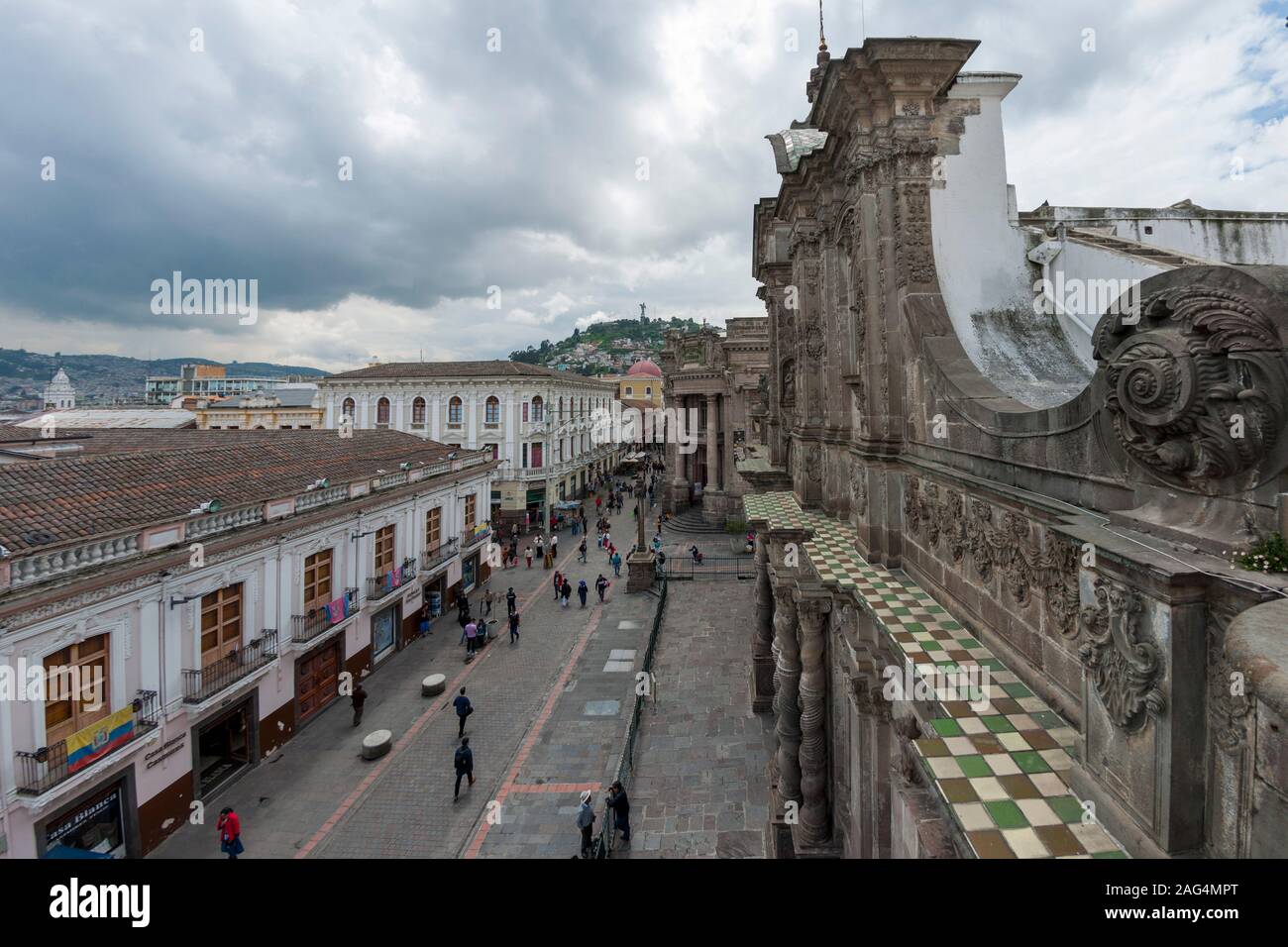 Blick hinunter Venezuela Avenue von der Terrasse des Palacio Arzobispal in Quito, der Hauptstadt Ecuadors. Stockfoto