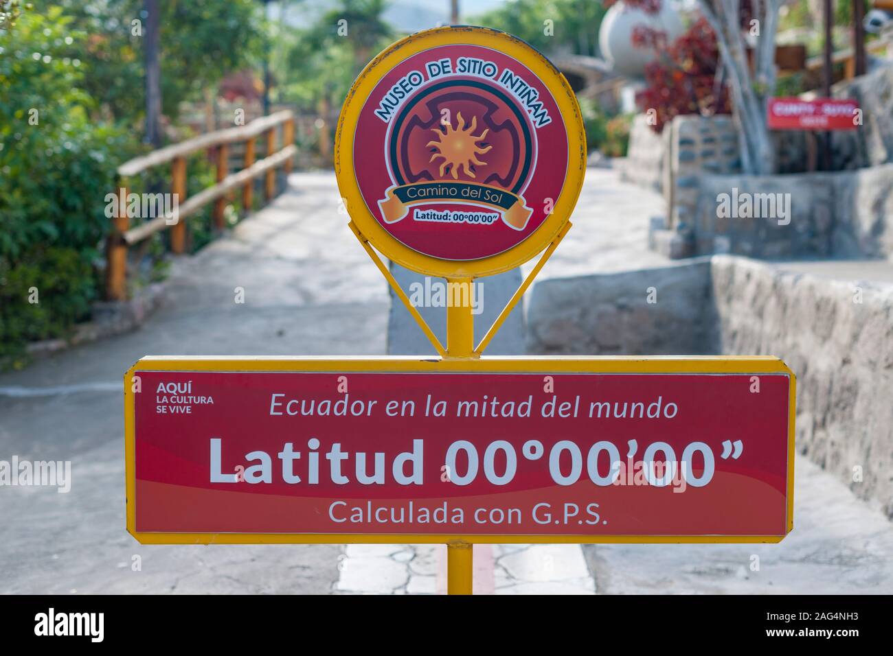Die Null Latitude Äquator Linie am Intiñan Museum auf dem Äquator in Quito, Ecuador. Stockfoto