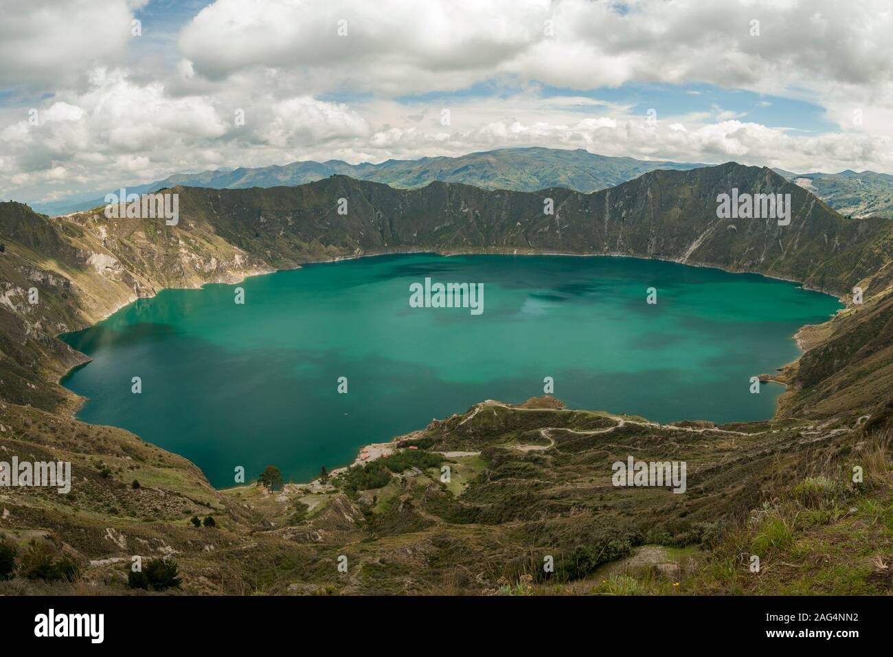 Den See in der Caldera des Quilotoa Vulkan in Ecuador. Stockfoto