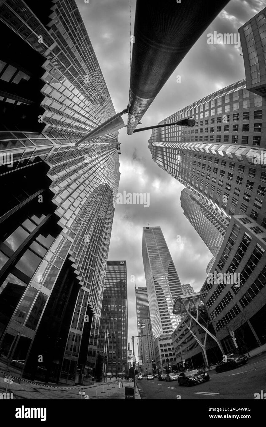 Graustufen-Low-Angle-Aufnahme von Hochhäusern in der Finanz Bezirk von Toronto Kanada Stockfoto