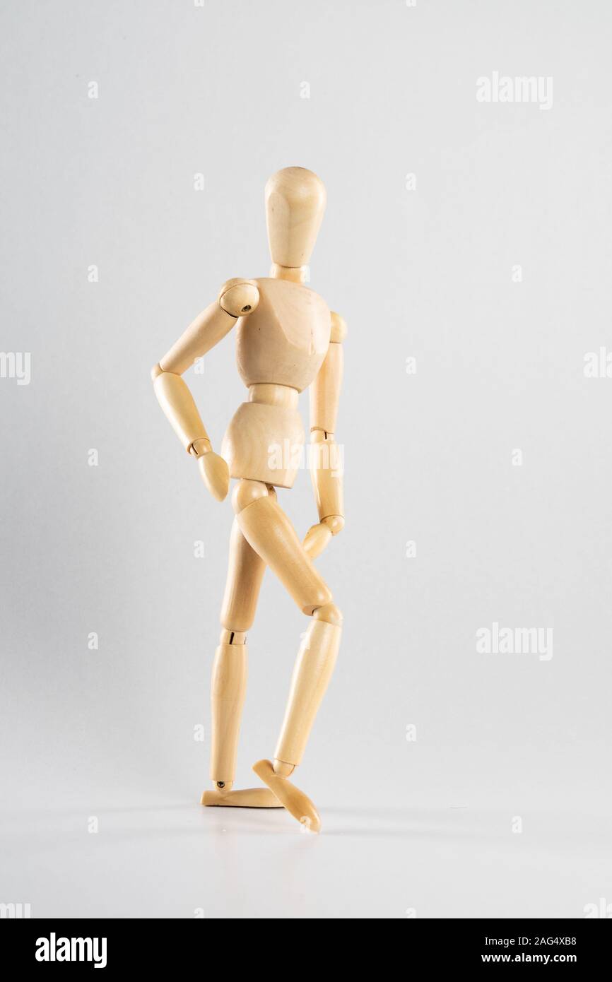 Vertikale Aufnahme einer hölzernen Pose Puppe posiert wie zu Fuß Auf weißem Hintergrund Stockfoto