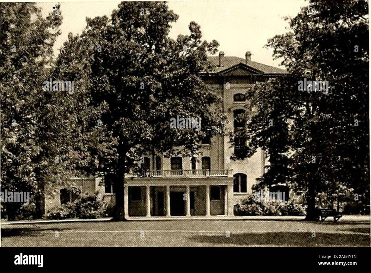 . Der Förster. HERES EIN SONG FÜR OLDLAKE WALD. Hier ein Song für die alten See borest. Wo das Leben ist frei von Cave: Wo Xature lächeln gelassen. Und die Feder ist hell und fair; Zu den Hallen der Alma MaterWe verdanken unsere Loyalität, und die lieben alten Söhne von L. F.C., Neer vergessen er Whereer Unsere Reise führt uns Oer lifes untrodden Weise Lake Forest, überhaupt mit uns Deine Erinnerungen bleiben wird; und Freunde als versuchte und Gläubigen führen uns Hack zu dir. Und die liebe alte Söhne von L. F.C., Neer vergessen Lis.. HiSSHi zum See Wald kommen, dort finden Sie Lernen jeder Art; theres Geschichte, Englisch, Stockfoto