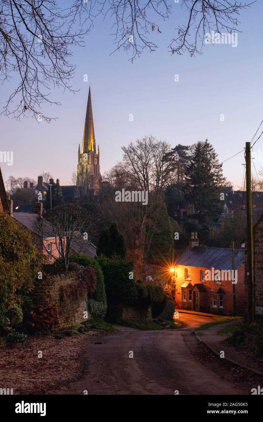 Eine kleine Brücke, die Straße in der Abenddämmerung. Bloxham, Oxfordshire, England Stockfoto