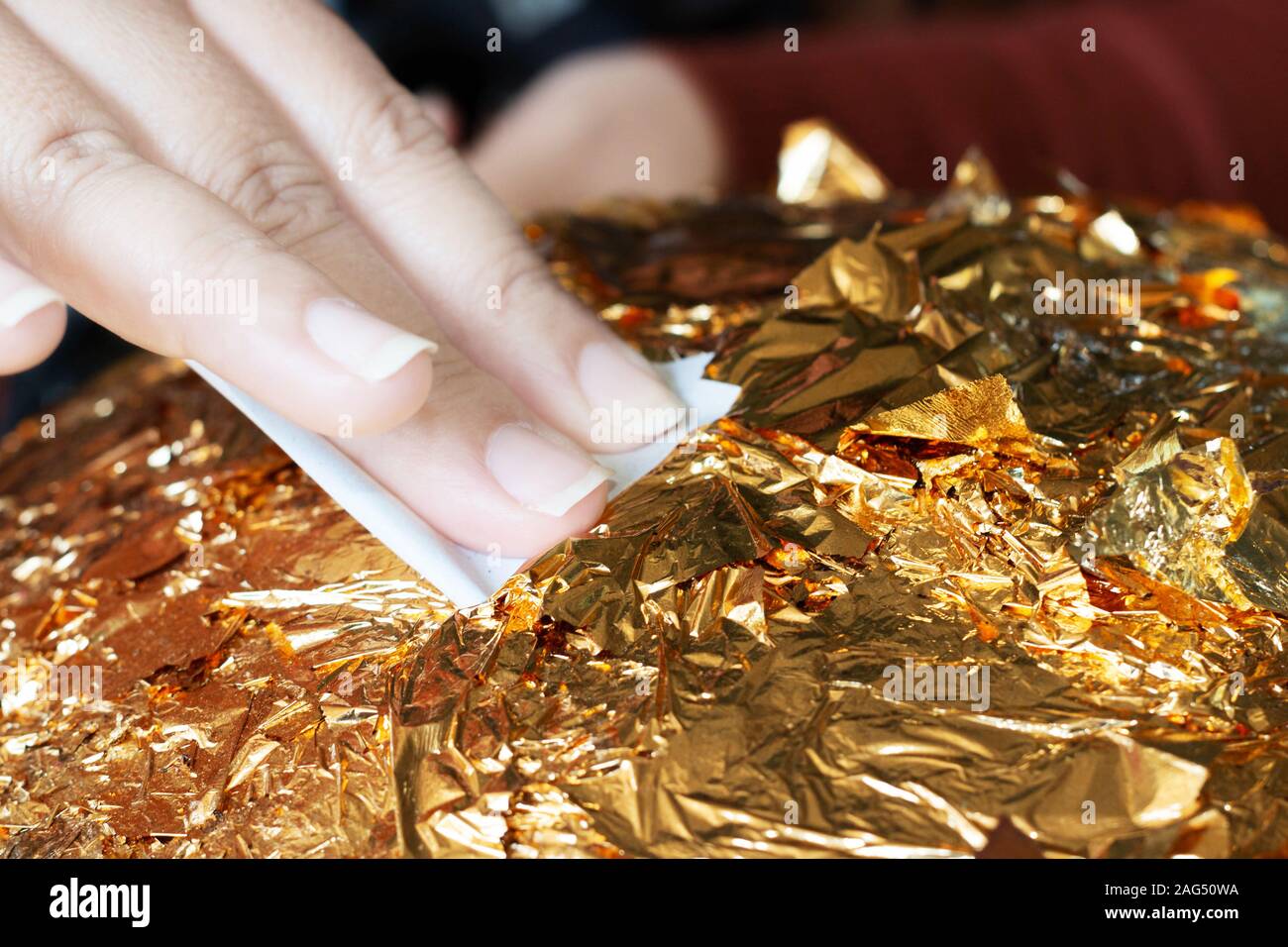 Hand des Buddhistischen Vergoldung gold Broschüre zur goldenen Kugel in den Tempel zur Anbetung Buddha Stockfoto
