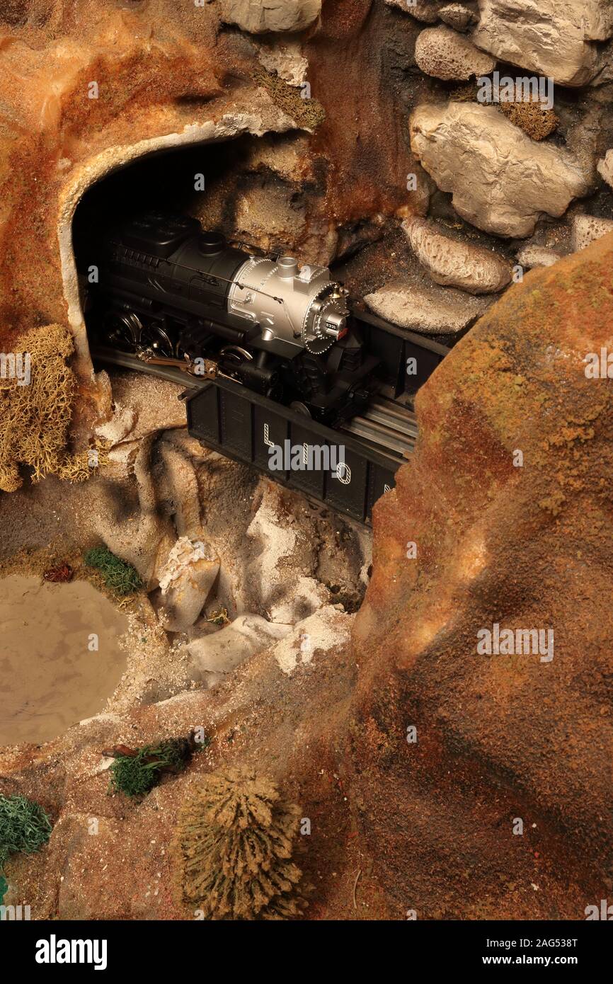 Spielzeug, O-27 Manometer, Lionel Dampflokomotive, die aus einem Berg tunnel Stockfoto