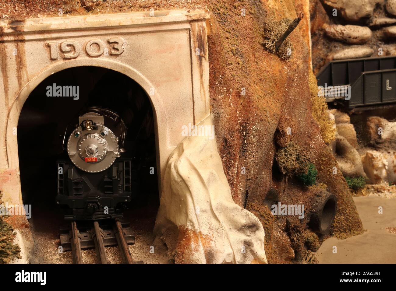 Spielzeug, O-27 Manometer, Lionel Dampflokomotive, die aus einem Berg tunnel Stockfoto