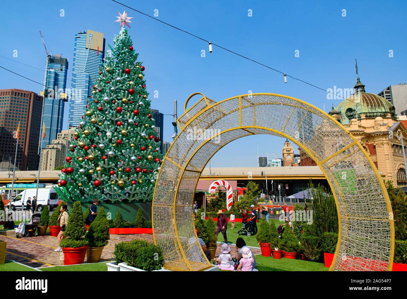 LED Weihnachtsbaum und Dekorationen zu Weihnachten Quadrat am Federation Square in Melbourne, Australien Stockfoto