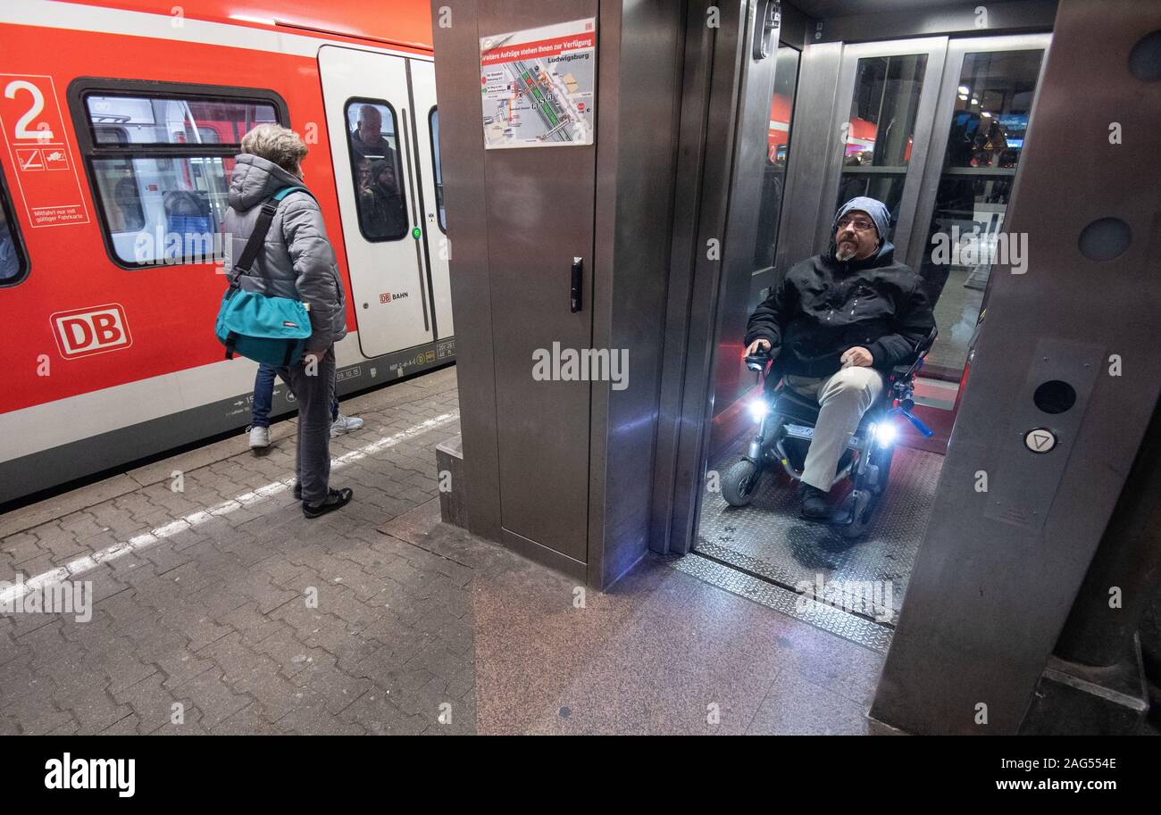 Ludwigsburg, Deutschland. 17 Dez, 2019. Steffen Gödecke Laufwerke in seinen elektrischen Rollstuhl am Bahnhof mit einem Aufzug zu einem Track. Auf einer Pressekonferenz am 18. Dezember, die wichtigsten Punkte der staatlichen Initiative "Bahnhof der Zukunft" vorgestellt werden. Ziel der Initiative ist es, Bahnhöfe in Barrierefreie Mobilität Hubs zu entwickeln. Credit: Marijan Murat/dpa/Alamy leben Nachrichten Stockfoto