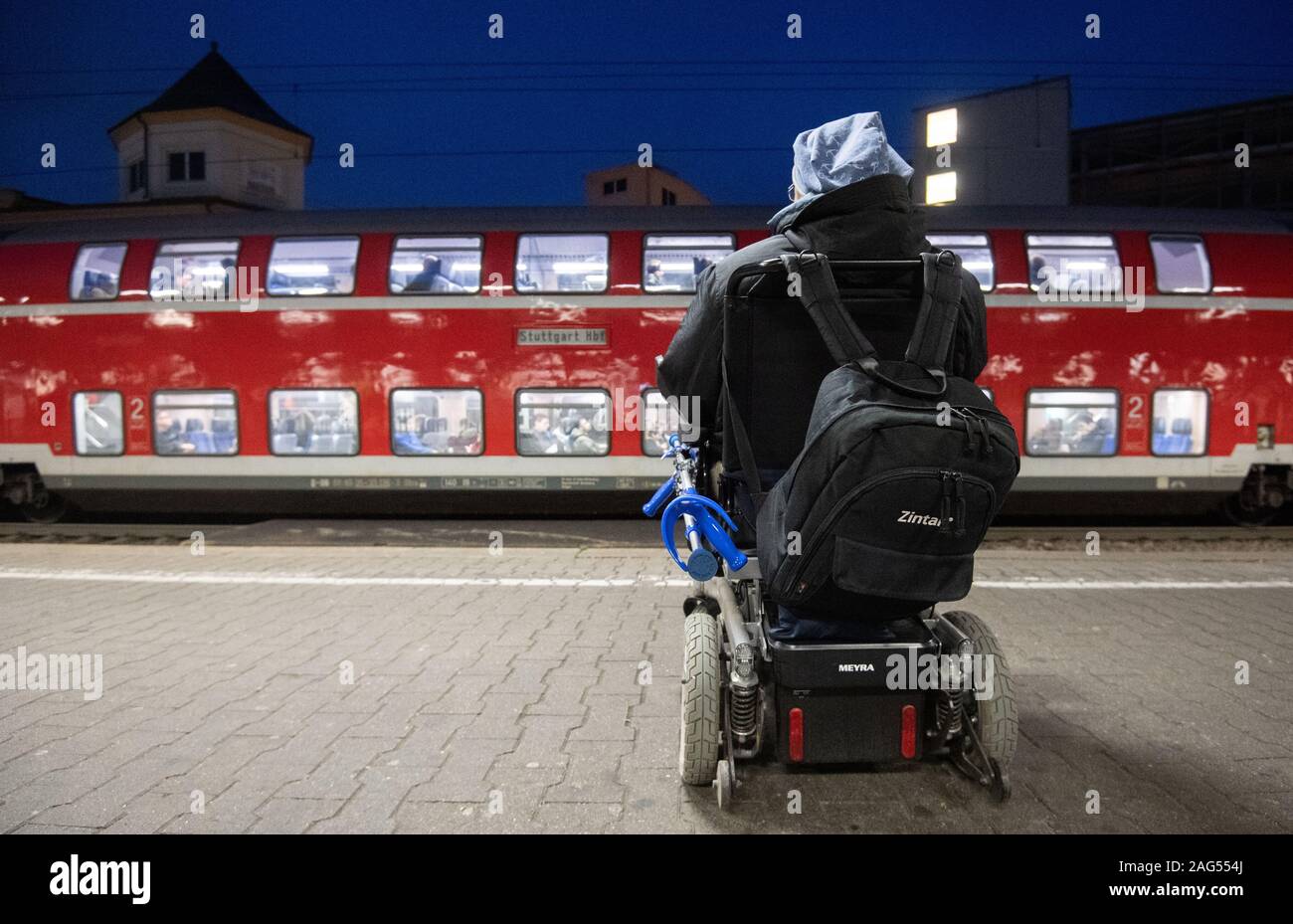 Ludwigsburg, Deutschland. 17 Dez, 2019. Steffen Gödecke steht mit seinen elektrischen Rollstuhl am Bahnhof auf einen Track. Auf einer Pressekonferenz am 18. Dezember, die wichtigsten Punkte der staatlichen Initiative "Bahnhof der Zukunft" vorgestellt werden. Ziel der Initiative ist es, Bahnhöfe in Barrierefreie Mobilität Hubs zu entwickeln. Credit: Marijan Murat/dpa/Alamy leben Nachrichten Stockfoto