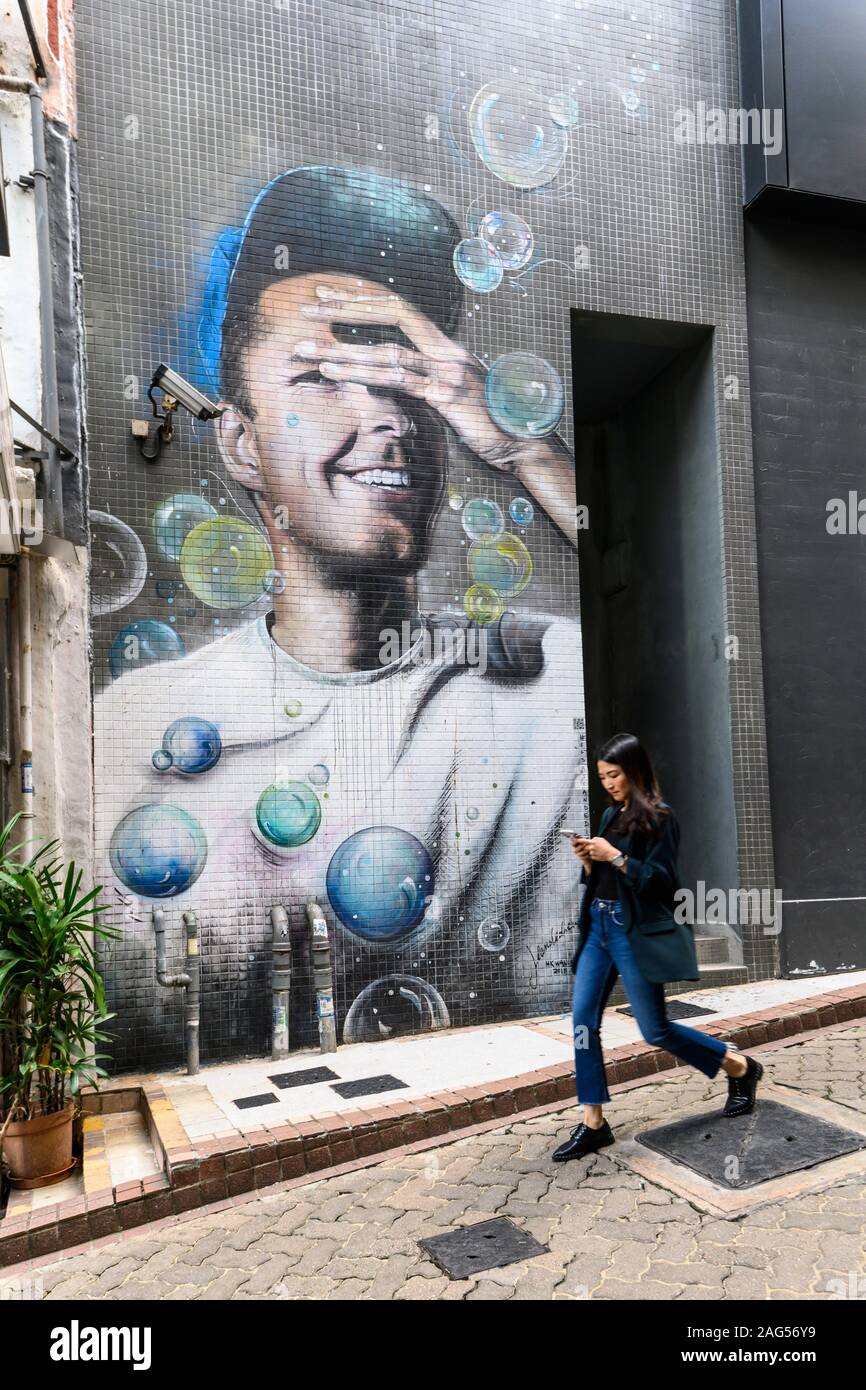 'Street Art von Elsa Jean de Dieu im Central District von Hong Kong". Stockfoto