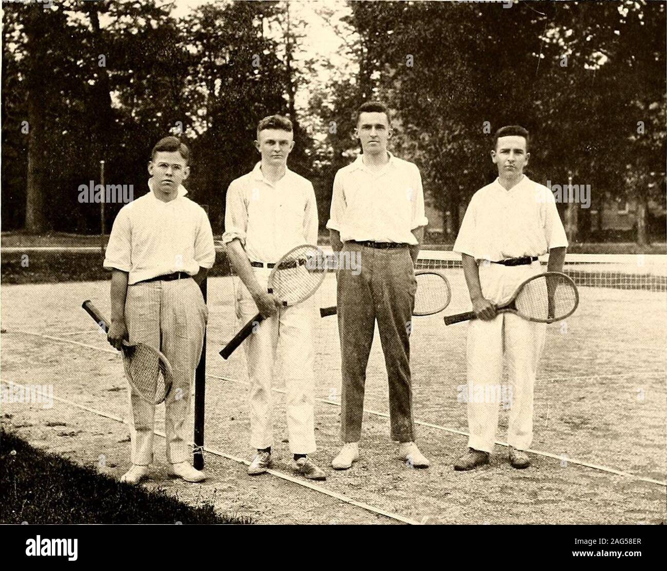 . Der Förster. u £ cs pq a z i4O der Förster - 1917 Männer vergeben Monogramme Kapitän R. Kreuger 16 F. DuNSMORE 15 C. Eklon 18 E.Halle 15 R. Dean 16 L. McFerran 18 L. Thorpe 16 E.Durr 17 S. Barto 16 G. KniGGE 18 BATTING DURCHSCHNITTSWERTE AB UHR EIN Greig fMcFerran 3b 12 Si 413 30025 S Duxsmore f 43 11 252 Thorpe f16 4 250 Kreuger f48 11 229 Stokes p10 2 200 Kniggf ibDurr ssHull2b4424 32 84 5 182167156 Eklon c40 6 150 Barto pFranzen ss 22 ist 32 134 133 Dean f28 3 105 38 und 76?193 L.G.Thorpe, Manager Spiele gewonnen und verloren 14. April Nordwestlichen u. 9 - L.F. 12. April 17 Notre Dame 13 - L.F. 1. April 20 Nordwestlichen Stockfoto