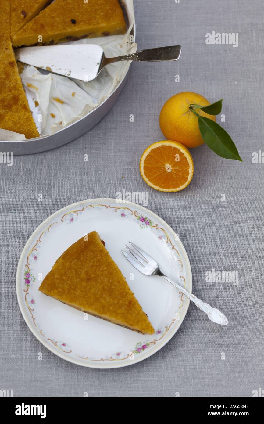 Scheibe leckere Orangenkuchen in einem weißen Teller daneben Die ganze ...