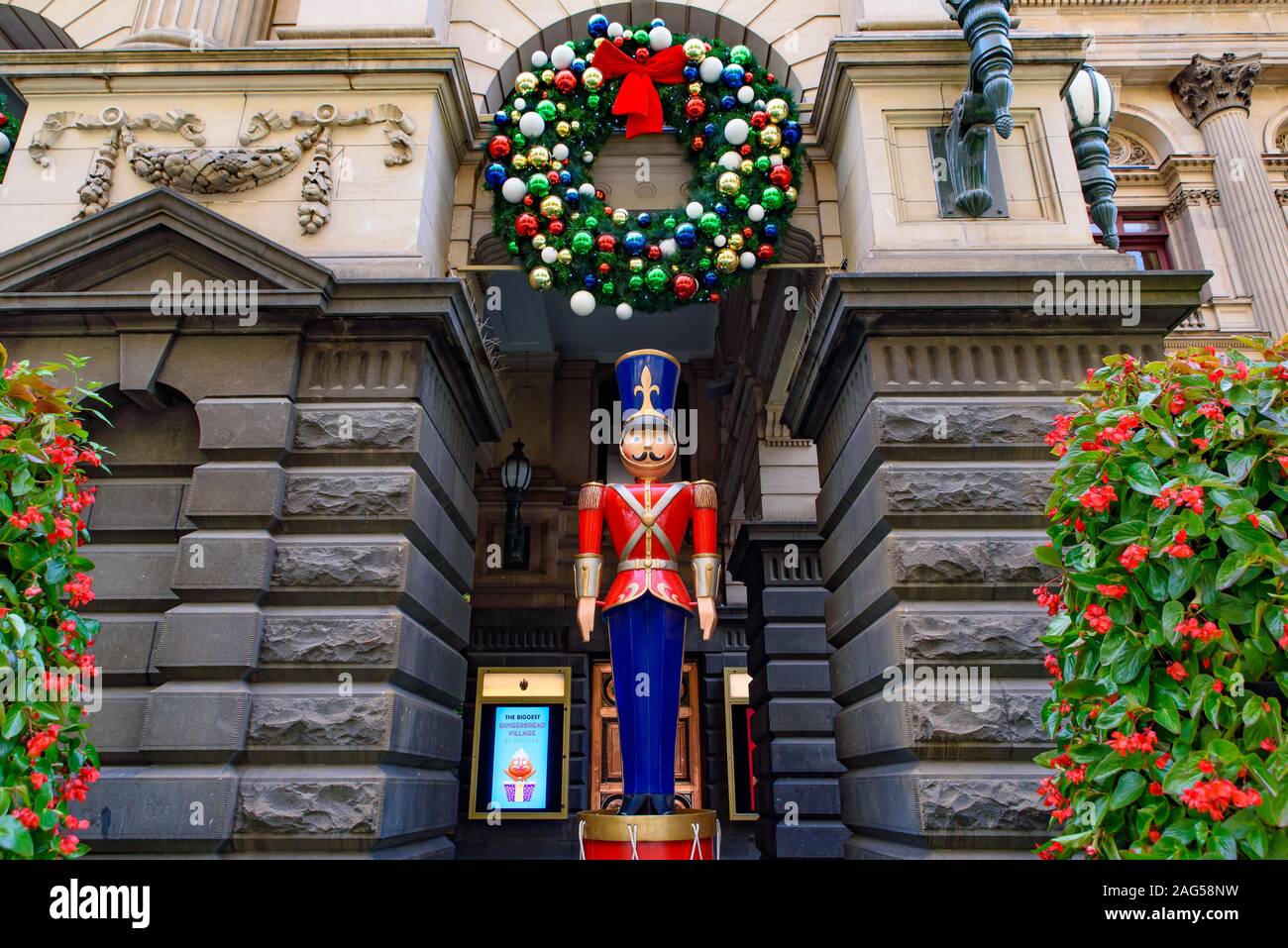 Weihnachten Dekorationen auf Melbourne Town Hall, Australien Stockfoto