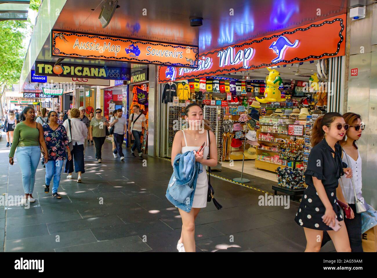 Menschen zu Fuß auf die Swanston Street, Main Street in Melbourne, Australien Stockfoto