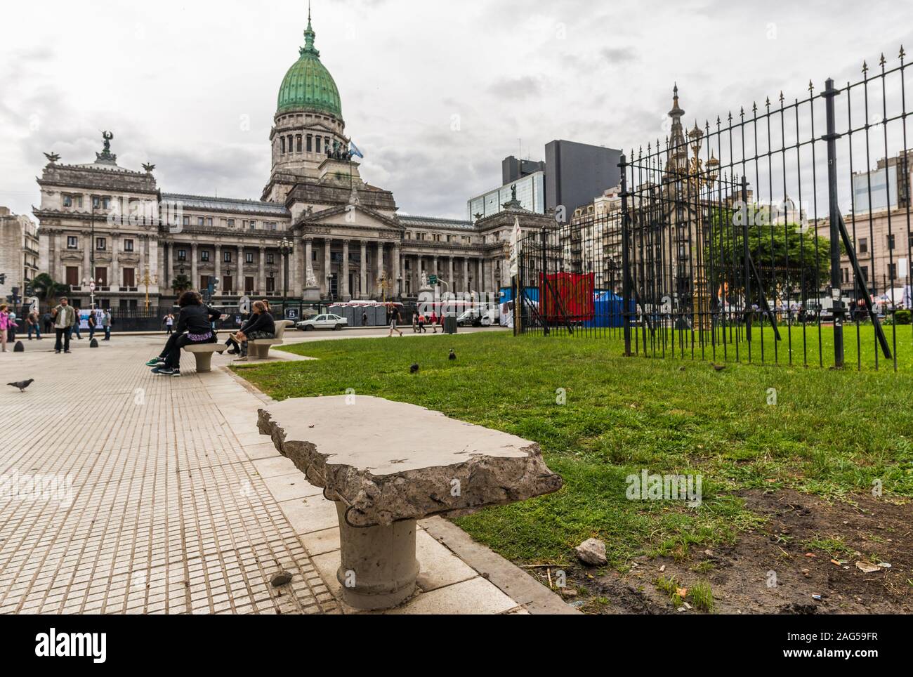 Buenos Aires, Argentinien - 29. November 2018: Zerstörte Bank nach Protesten Stockfoto