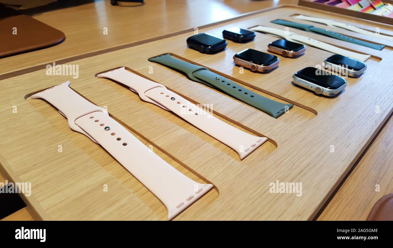 BANGKOK, THAILAND - 13. Dezember 2019: Das Teil von Apple ansehen wie Gurt, Bildschirm, der in der Tabelle sind im Apple Store Iconsiam. Stockfoto
