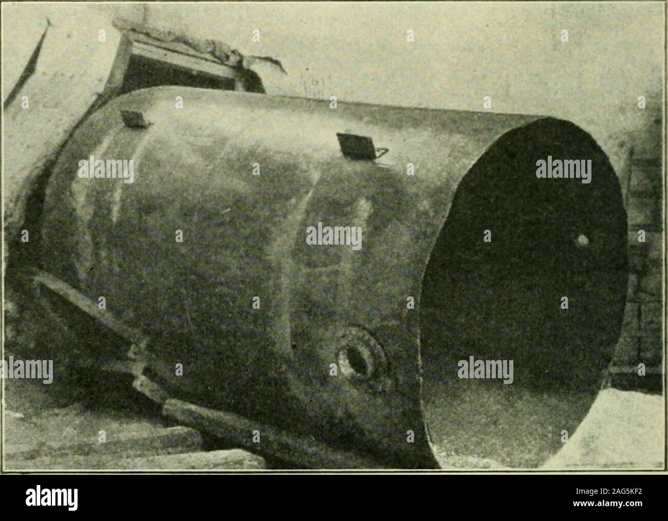 . Die Lokomotive. Land wereautogenously girthwise, verschweißt; aber offenbar die onethat weakerthan gescheitert war, die anderen für noneof Ihnen eröffnet. Die Staats- und Regierungschefs einen ein Zoll madewith Rock oder Flansch rund um die elf Y% in. Nieten wereunequally Abstand der Kopf in Position zu halten, während der Schweißarbeiten wurden. Alle theserivets abgeschert, wenn der Kopf explodierte. Wie viel Druck sollte in den Tank, wenn auswertsysteme ist problematisch zu sein. Kurze Zeit zurück, während die Anordnung für die Assekuranz auf dem Kessel, der Agent vorgeschlagene Ausweitung der Politik mixer includethe aber mir wurde gesagt, dass es sich nicht um eine Presse war Stockfoto