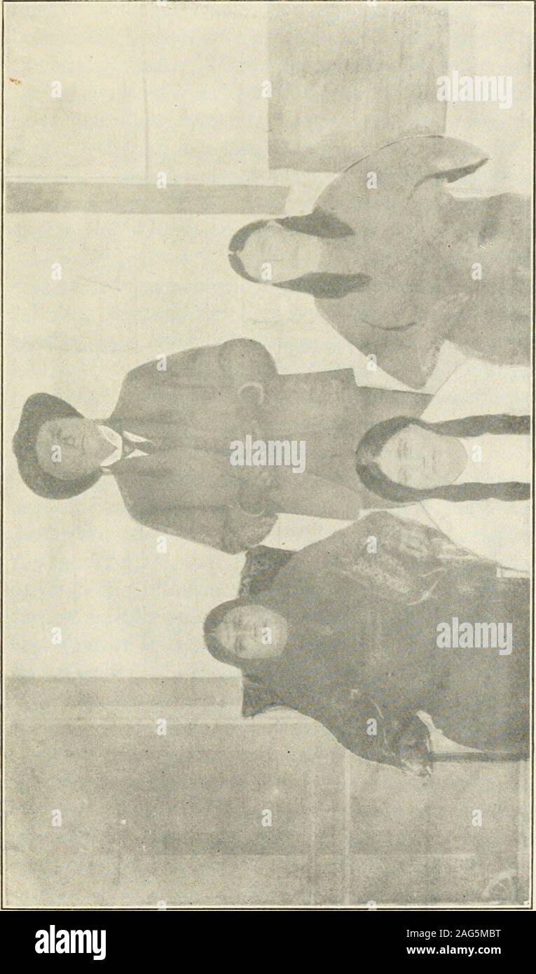 . In den Schoß der Comanchen;. han Ranch Hände, andurged, dass wir frei, das Vieh underour Pflege und Schutz zurückzukehren. Der Kapitän hat uns wieder - bis zum nächsten Morgen, die wir natürlich zu tun hatte, Andwhen am Morgen kommt der Kapitän verkündet hisdecision uns Fort Sill zu senden hatte. Ich sagte, Kapitän, wewill gehorchen gewünschtes Aufträge, aber wir wünschen uns, dass Sie uns durch theranch Hauptsitz senden, so dass wir unsere abscence vonder Ranch erklären kann, sonst würde die Befürchtung thatwe werden von den Indianern getötet worden war, und nicht wenig searchmade für uns durch die Rettung Parteien, die aus unserer Mitarbeiter Stockfoto