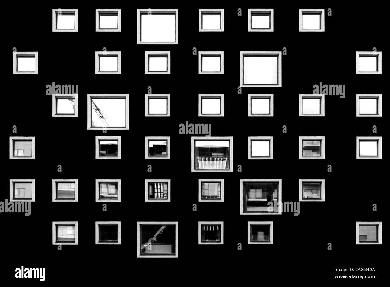 Schwarze Wand mit leeren Rahmen und Graustufen Fotos von verschiedenen Orte Stockfoto