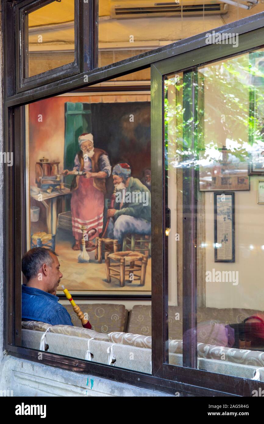 Istanbul, Türkei - 14 Juli, 2015: die Menschen ruhen und Chatten in Corlulu Ali Pasa Medrese am 14. Juli 2015. Corlulu Ali Pasa Medrese ist historisch fam Stockfoto