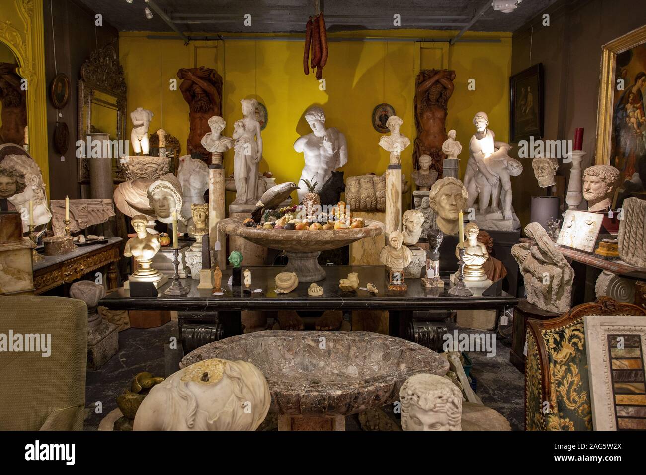 PARIS, Frankreich, 06.Oktober, 2019: Eine Menge von antiken Statuen und Büsten auf einen Stall in der Pariser Flohmarkt in St. Ouen Stockfoto