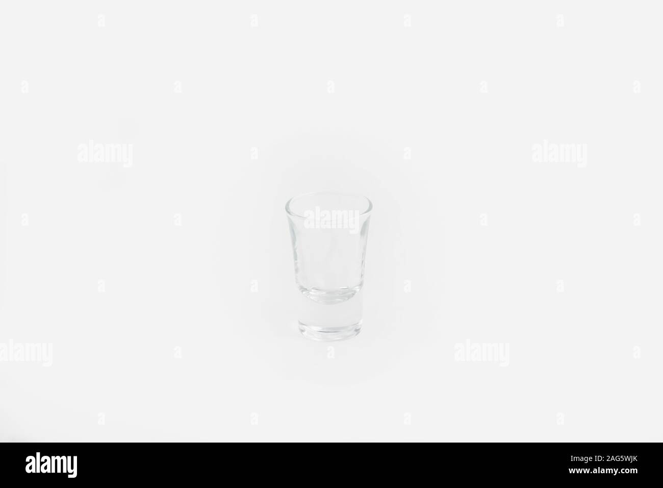 Leeres Tequila-Glas isoliert auf weißem Hintergrund Stockfoto