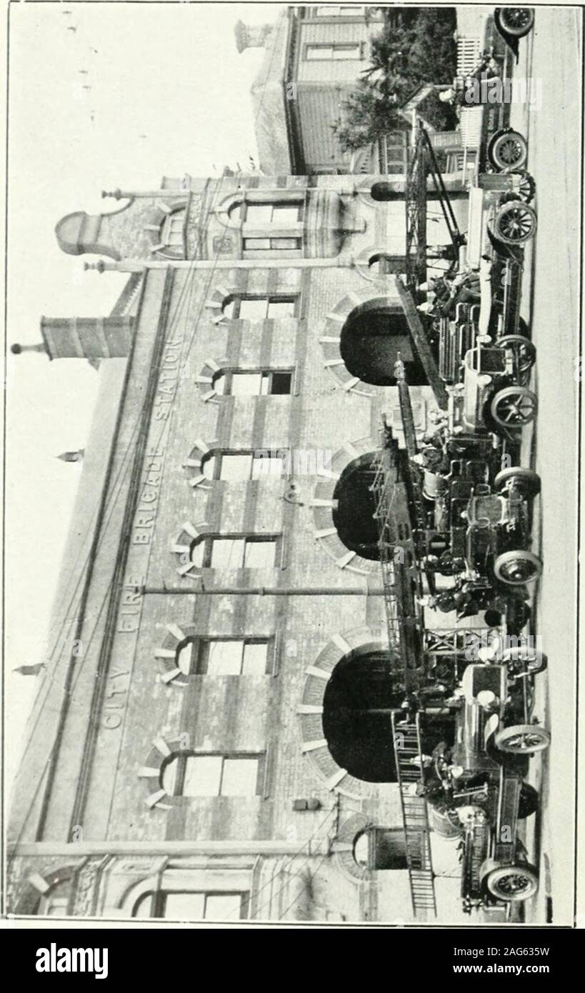 . Kommunale und offizielle Handbuch der Stadt Auckland, Neuseeland. rigades Handeln, liKXi. Die Boaid, whichconsists von sieben niend^ ers, eines ajjpointed durch theGovernoi -, drei durch Versicherungen, andthree durch Th ernannt (^ Ci (gewählt. Rat, hielt seine erste nuct-ing am 1. Juli 19 (i 7. Die Anlage, die zum Zeitpunkt der Änderung der coritr&lt; ilconsisted eines kleinen Motors Ausschreibung und vier Paar ofhoise Maschinen. Th (^ Board beschlossen, | ilace thisout-ai) paratus mit modernen Brandbekämpfung Appli- und innnediately actpiircd Eine große Thornecroftmotor temler, mit einer Geschwindigkeit von 40 Meilen Stockfoto