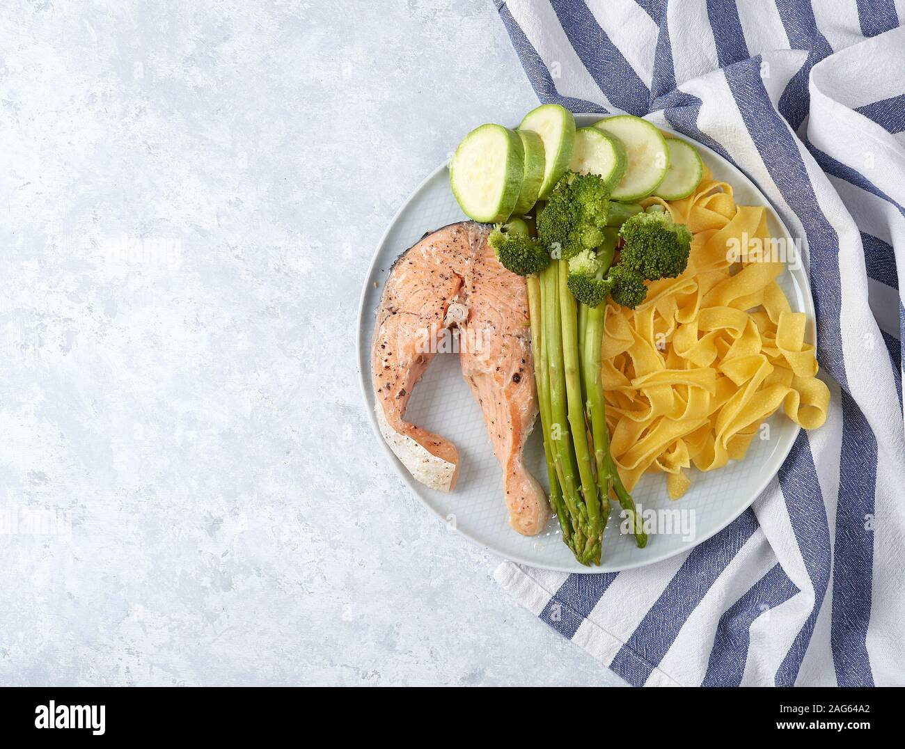 Gesundes Essen, gedünsteter Lachs mit gedünstetem Gemüse. Auberginen, Brokkoli, Spargel. Ansicht von oben Stockfoto