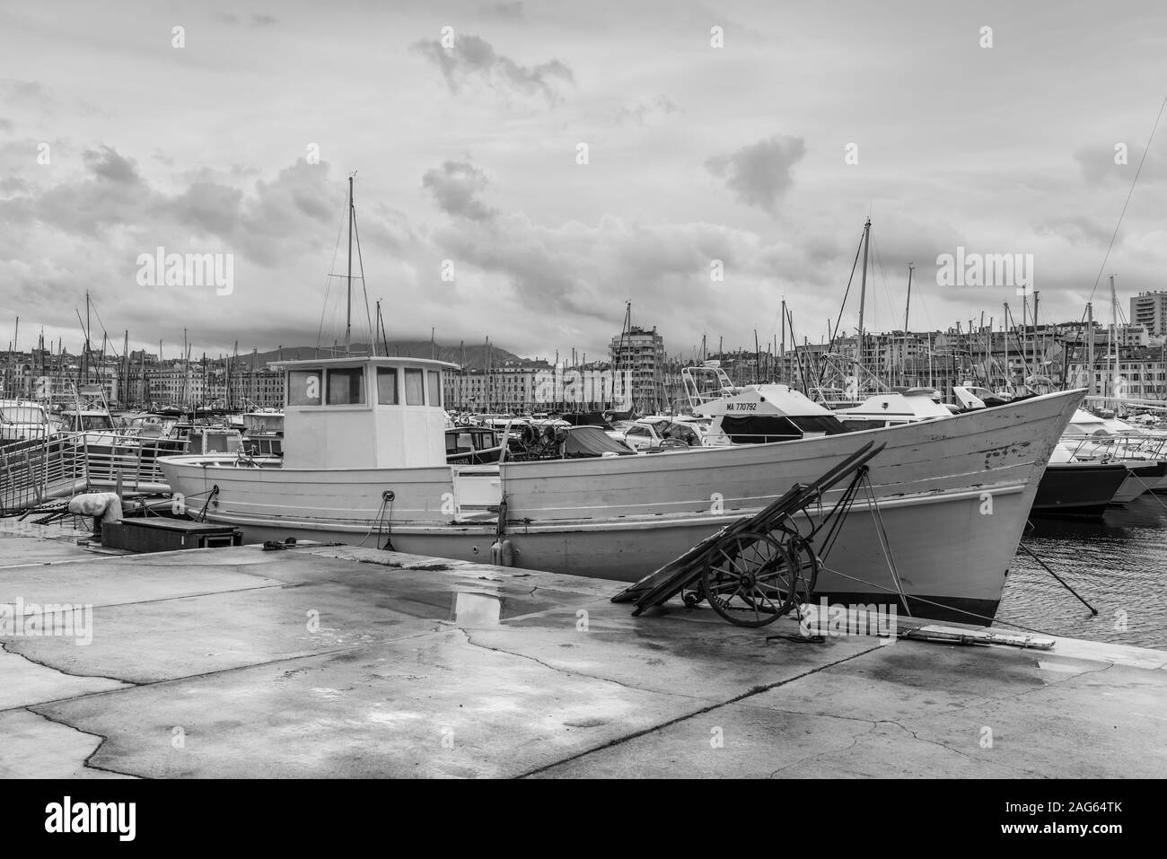 Marseille, Frankreich - 30. November 2018: Fischerboot im alten Hafen Vieux Port im Zentrum von Marseille, Provence, Frankreich. Die Schwarz-Weiß-Fotografie. Stockfoto