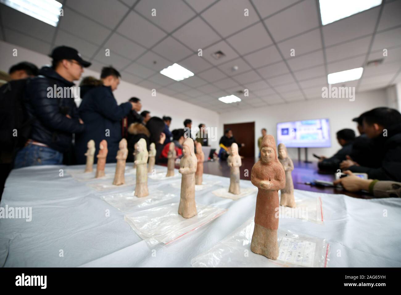 (191218) - XI'AN, Dez. 18, 2019 (Xinhua) - Foto am Dez. 17, 2019 zeigt entdeckt Töpfern Figuren aus einem alten Grab in Xixian neuer Stadtteil im Nordwesten der chinesischen Provinz Shaanxi. Ein Grab aus der Tang-Dynastie (618-907) entdeckt wurde im Nordwesten der chinesischen Provinz Shaanxi, Archäologisches Institut der Provinz sagte Dienstag. Das Grab, in Yancun Dorf, xixian neue Bezirk gefunden, wird geglaubt, Xue Shao, der erste Ehemann von Prinzessin Taiping, Tochter von Kaiser Gaozong der Tang Dynastie zu gehören. Die Shaanxi Provincial Institut für Archäologie gearbeitet auf die Ausgrabung o Stockfoto