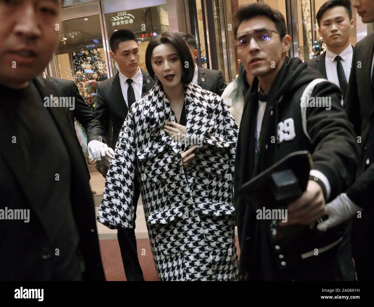 Dezember 18, 2019, CHN, CHN, China: China - chinesische Schauspielerin Fan Bingbing stellt in der Lobby eines Hotels in Peking, Dez. 18, 2019. Sie in einem Mantel erschien und posierte für Fotos mit Ihrem wartenden Fans. (Bild: © SIPA Asien über ZUMA Draht) Stockfoto