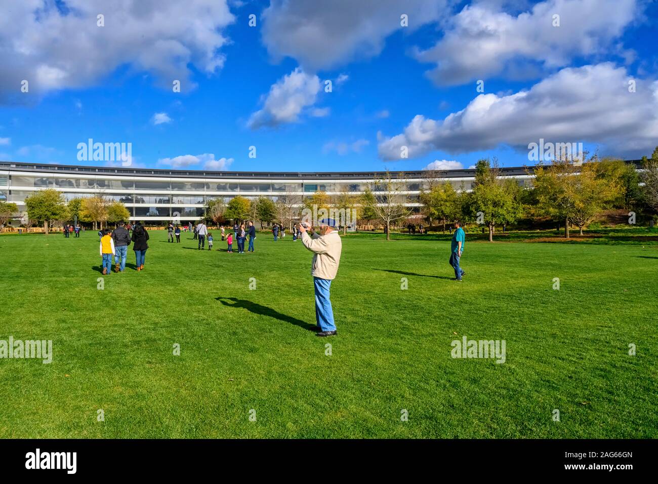 Cupertino, CA USA Dezember 14, 2019: Apple Hauptsitz Niederlassungen Gebäude Exterieur inneren Hof, auf einem hellen, kalten Dezember Tag. Stockfoto