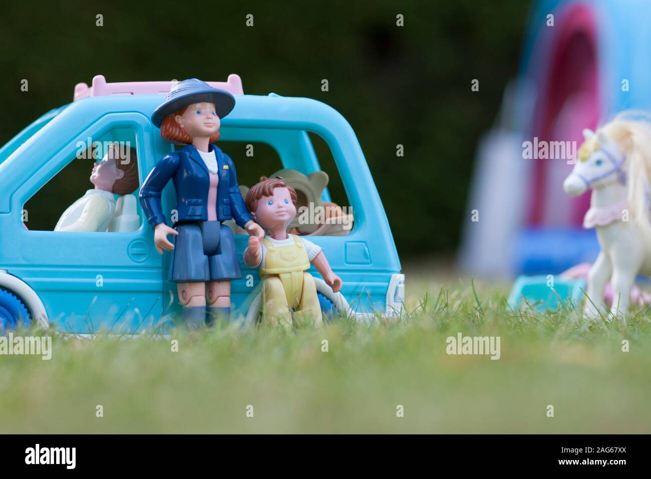 Nahaufnahme der bunten Spielzeugszene auf Gras angeordnet. Stockfoto