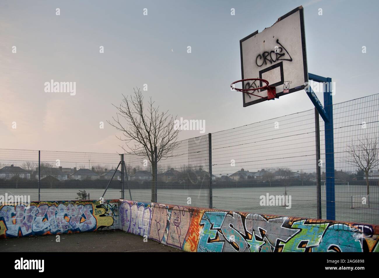 Basketballplatz im Park an einem kalten frostigen Tag, Whitstable Kent. Stockfoto