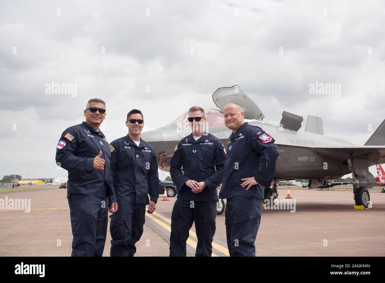 Vereinigte Staaten F-35A Lightning II Heritage Flight Team Master Sgt. Ed DeLeon;Mitarbeiter Sgts. Jeremy Miller Nicholas Mersinger Senior Master Sgt. Sam Smith Stockfoto