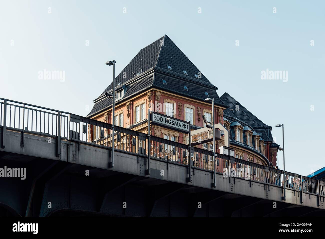 Hamburg, Deutschland - 3. August 2019: RÖDINGSMARKT U-bahn Station. Es ist ein erhöhter Metro Station an der Hamburger U-Bahn-Linie U3. Stockfoto