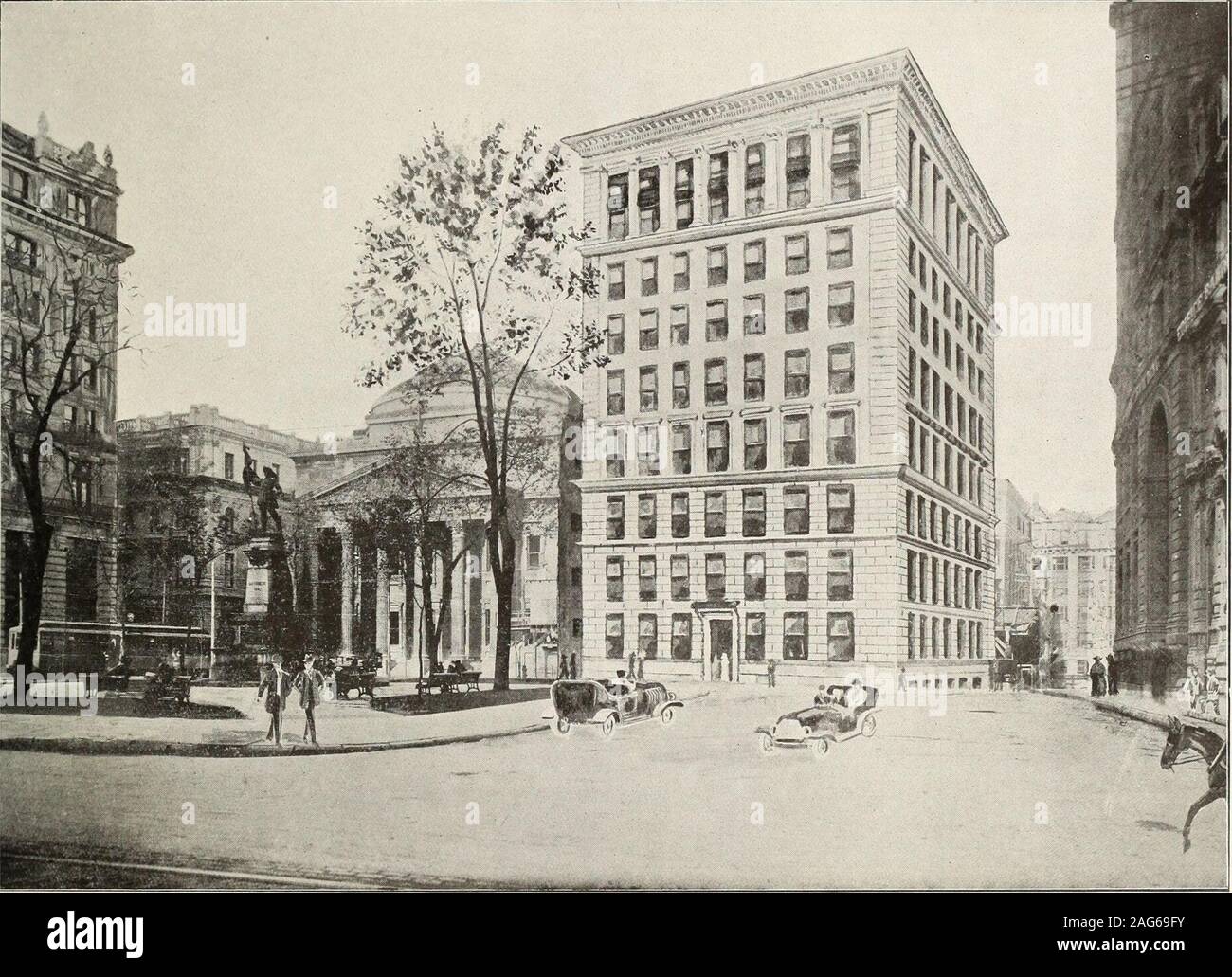 . Alte und neue Montreal mit einer Reihe von vergleichenden Blick illustriert das Wachstum und die Entwicklung der größeren Stadt. Neue MONTREAL. Place dArmes, 1913. Von links nach rechts: - Der Liverpool und London und weltweit; das General Post Office, der Bank von Montreal die neue Royal Trust Gebäude; und die Quebec Bank Gebäude. OLD MONTREAL Stockfoto