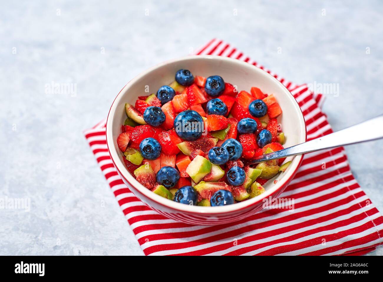 Frisches Obst Salat in die Schüssel. Abb. Erdbeere Heidelbeere Obstsalat, Konzept Diät und gesunde Ernährung Stockfoto