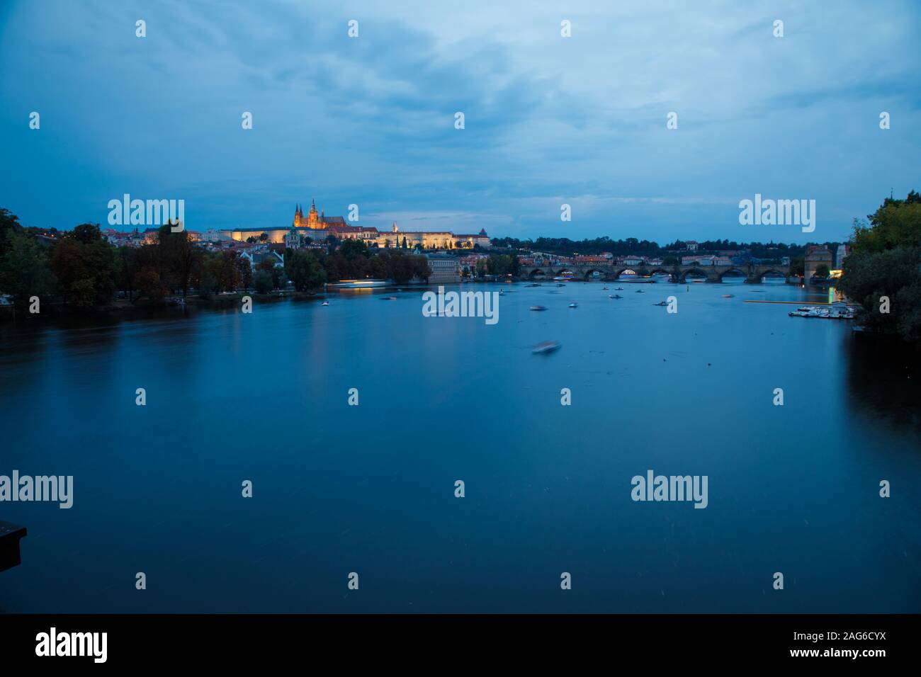 Schöne Landschaft eines Sees mit vielen Booten Umgeben von grünen Bäumen in Prag Stockfoto