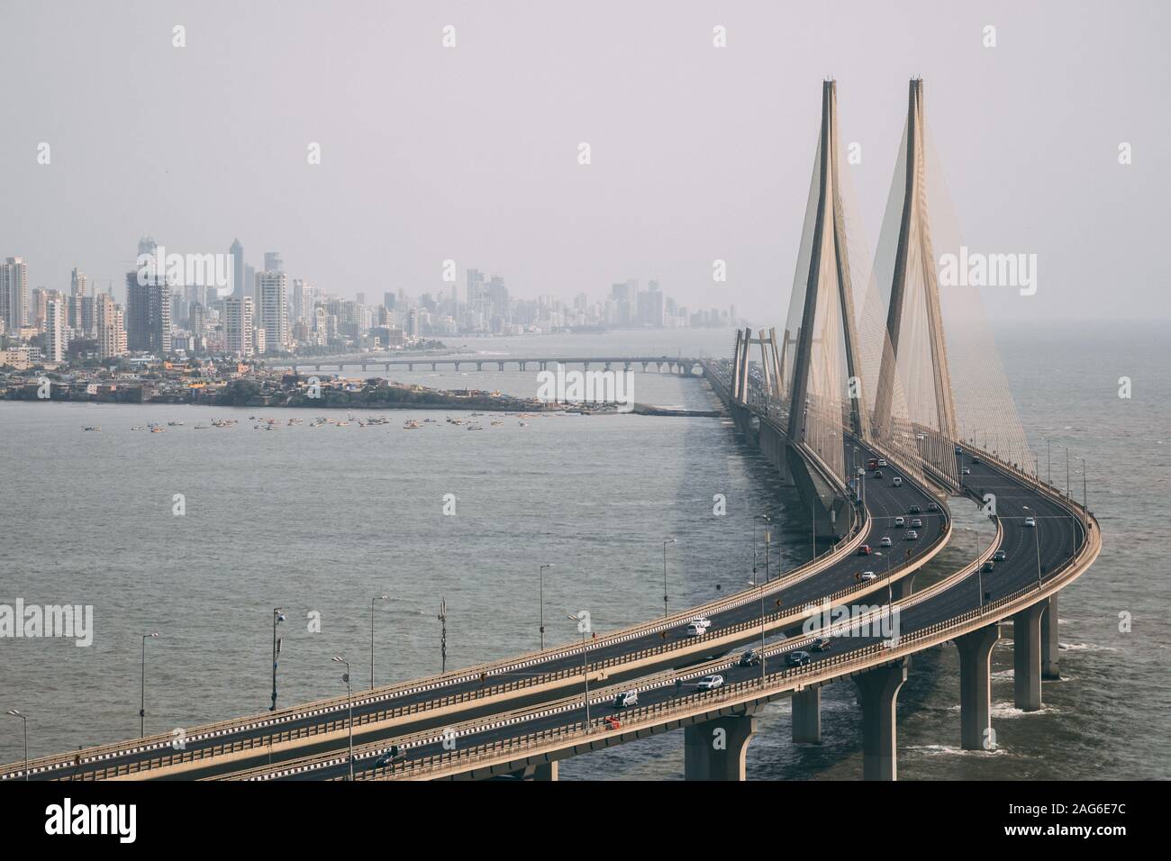 High-Angle-Aufnahme von Bandra Worli sealink in Mumbai eingehüllt Mit Nebel Stockfoto