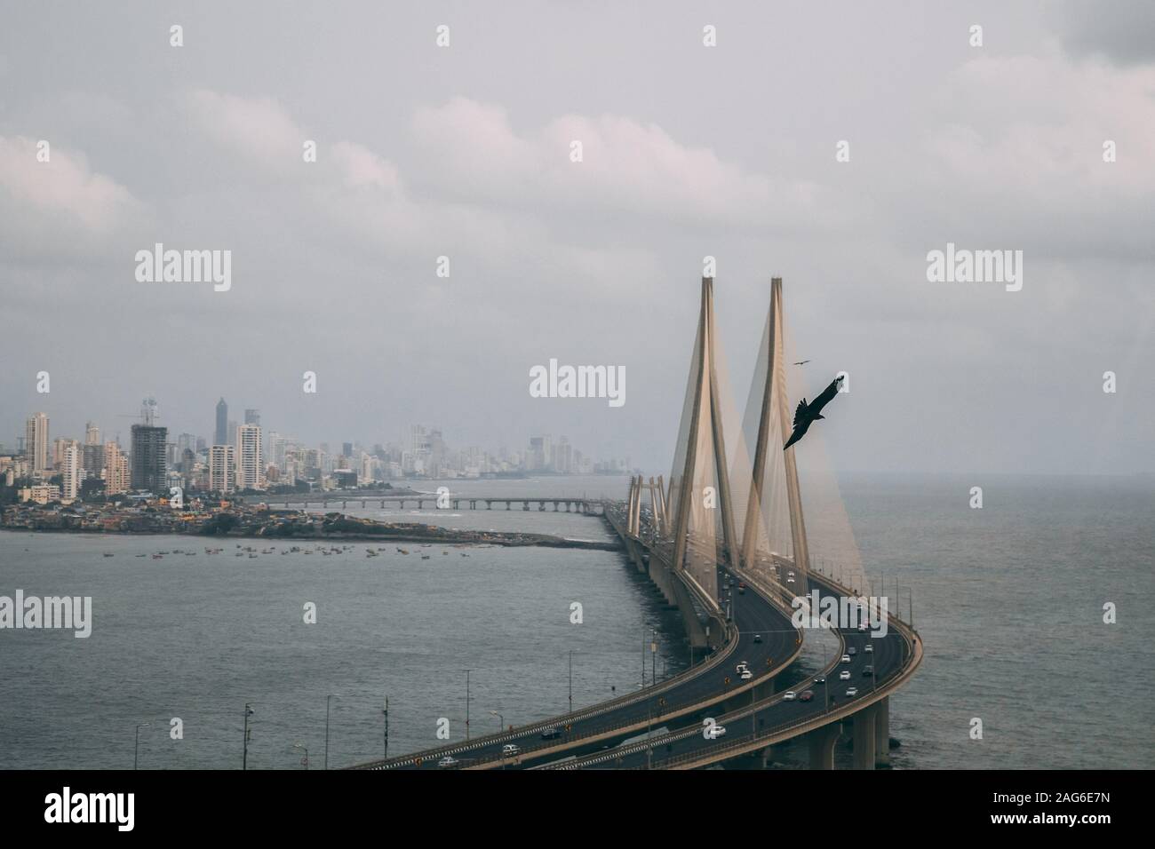 High-Angle-Aufnahme von Bandra Worli sealink in Mumbai eingehüllt Mit Nebel Stockfoto