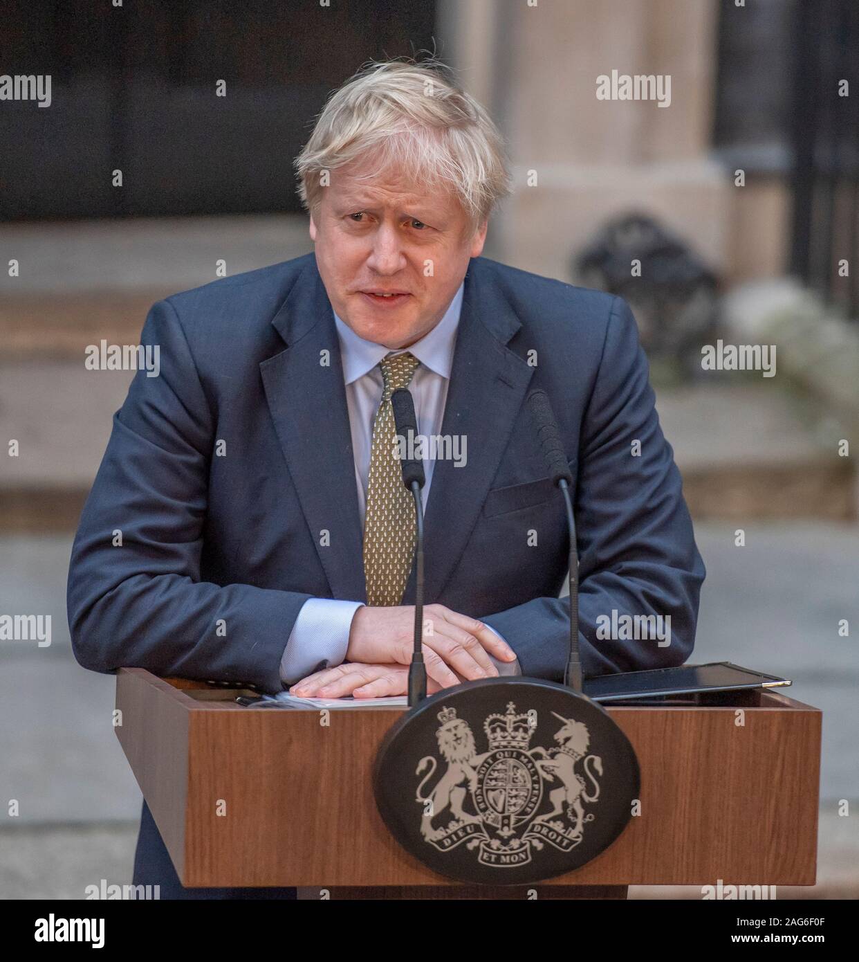 10 Downing Street, London, UK. 13. Dezember 2019. PM Boris Johnson gibt eine Ansprache an die versammelten Medien außerhalb Nr. 10 nach seinem überwältigenden Wahlsieg allgemein. Credit: Malcolm Park/Alamy. Stockfoto