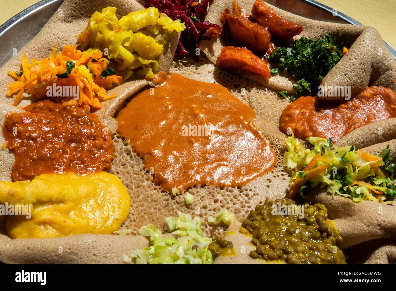 Äthiopien, Amhara, Lalibela, Ben Abeba, gemeinsame Schotten/äthiopischen Restaurant, Yetsom Beyanetu (Bajonett) auf Injera serviert. Stockfoto