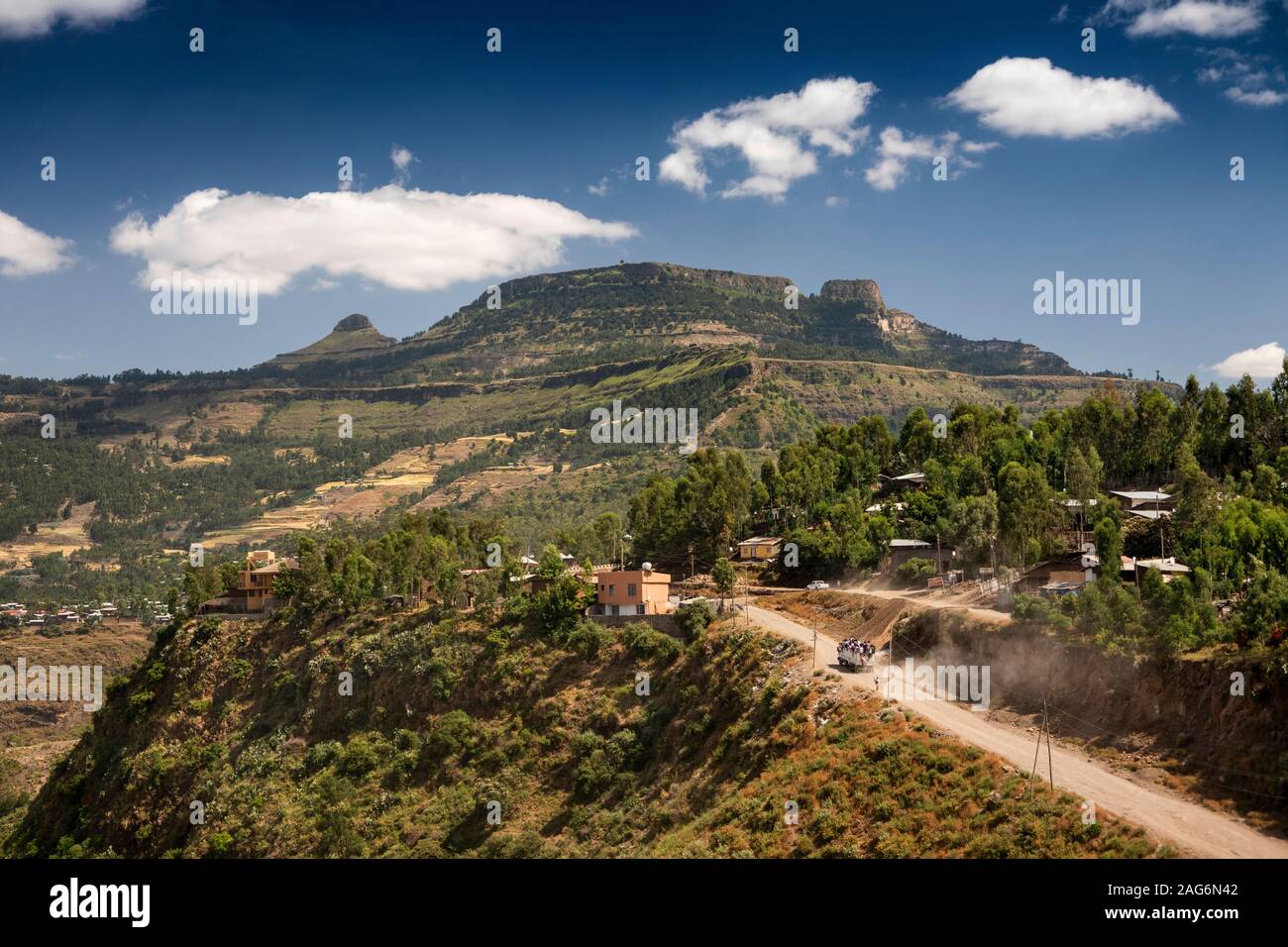 Äthiopien, Amhara, Lalibela, Lkw beladen mit Menschen auf der Straße von nord-westlich der Eingabe Stadt unterhalb Gipfel des Mt Abune Yoseph Stockfoto