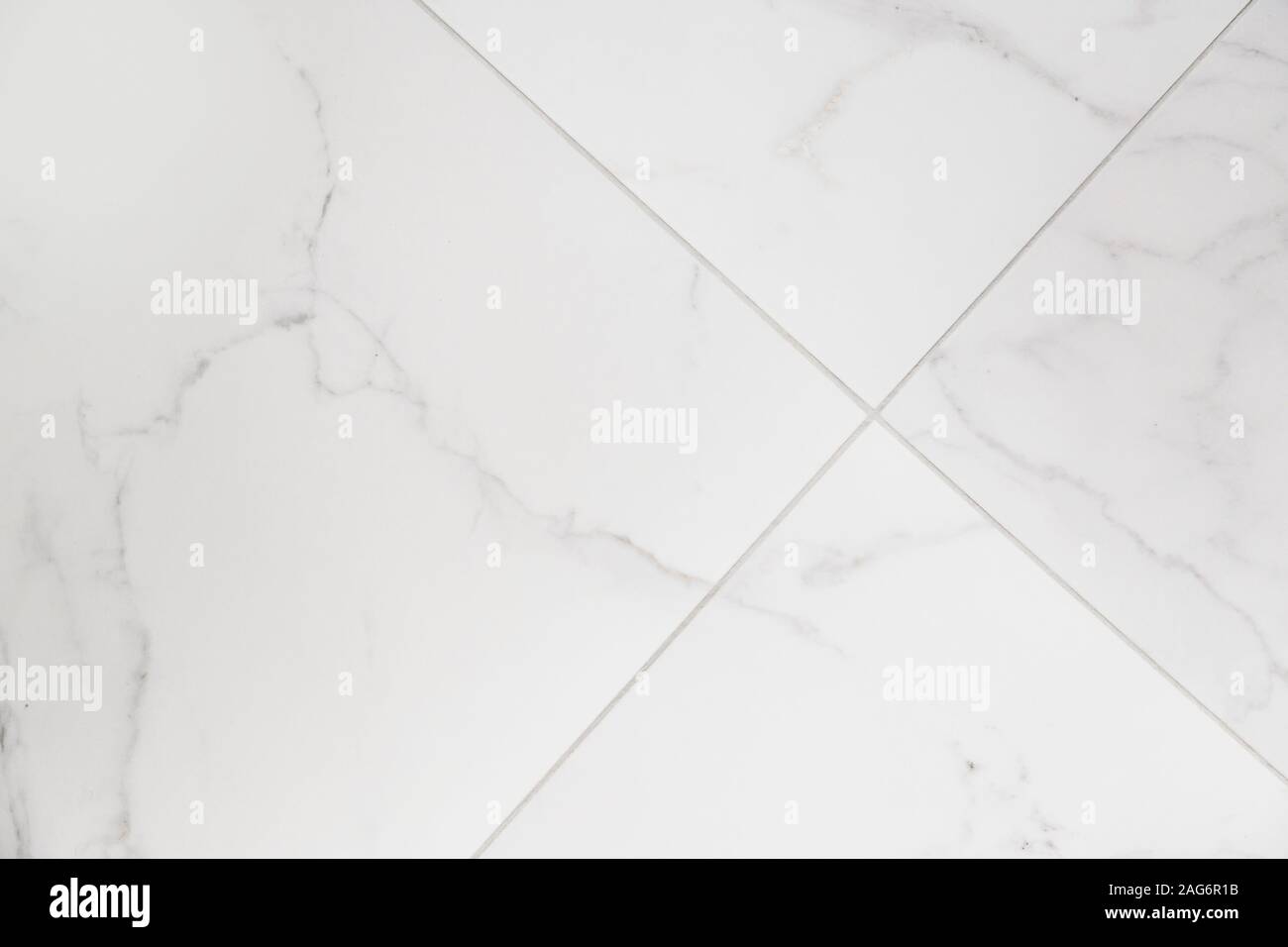 Keramikfliesen mit Marmor Textur. Diagonale Anordnung der Fliesen. Stockfoto