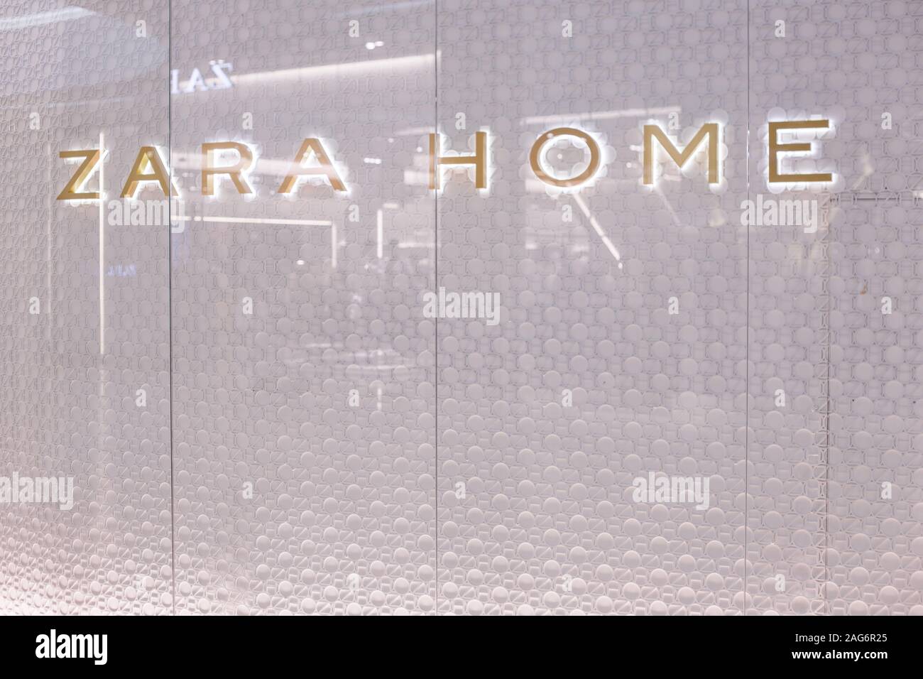 Minsk, Weißrussland - Dezember 16, 2019 Zara Home Schaufenster in Einkaufszentrum Stockfoto
