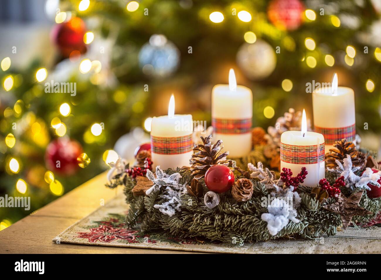 Adventskranz Mit Vier Brennenden Kerzen Stockfotos und -bilder Kaufen -  Alamy