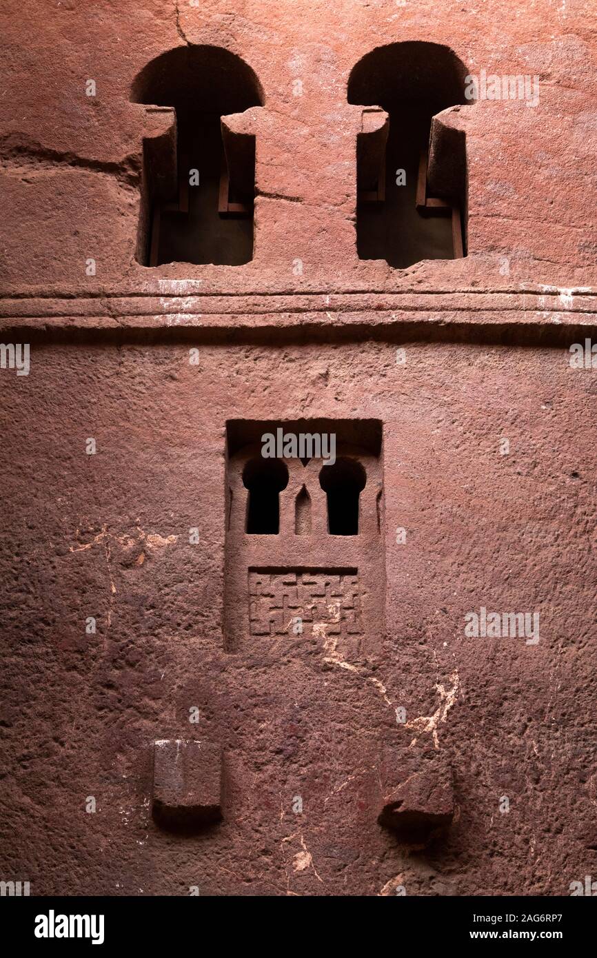 Äthiopien, Amhara, Lalibela, alte Felsen geschnitten Kirchen, Wette Medhane Alem Kirche geschnitzten Fenstern Stockfoto