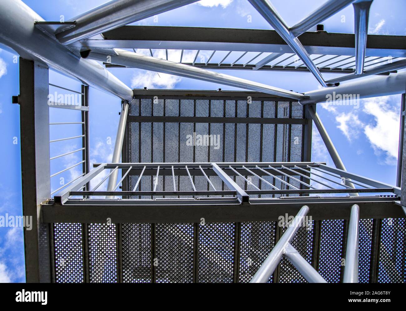 Low-Winkel-Aufnahme einer Pergola unter der schönen bewölkt Himmel Stockfoto