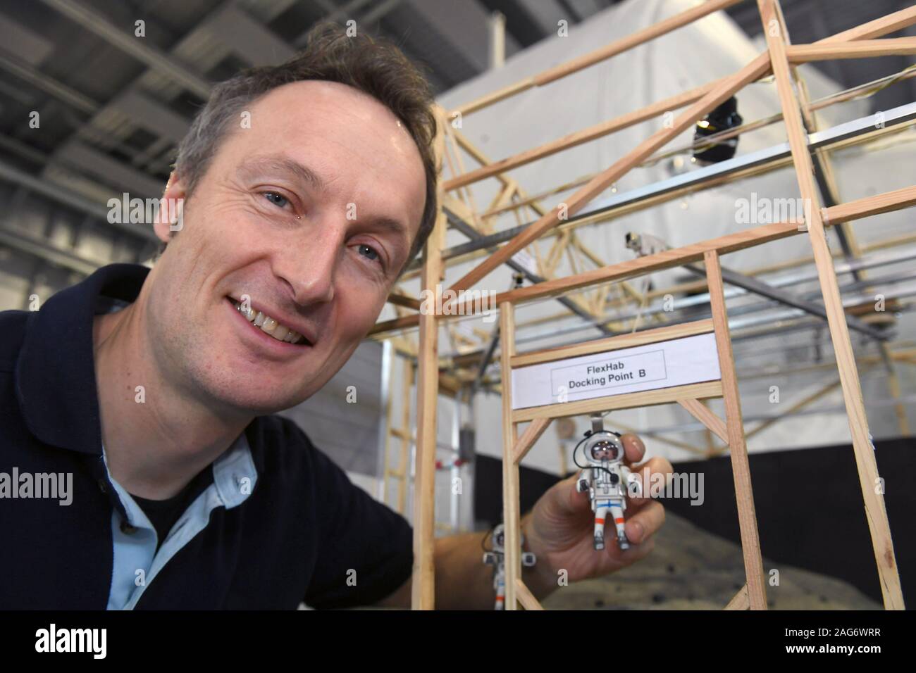 Köln, Deutschland. 10 Dez, 2019. Astronaut Matthias Maurer steht neben einem Modell der Luna Projekt im Europäischen Astronautenzentrum (EAC) der ESA betrieben. Credit: Felix Hörhager/dpa/Alamy leben Nachrichten Stockfoto